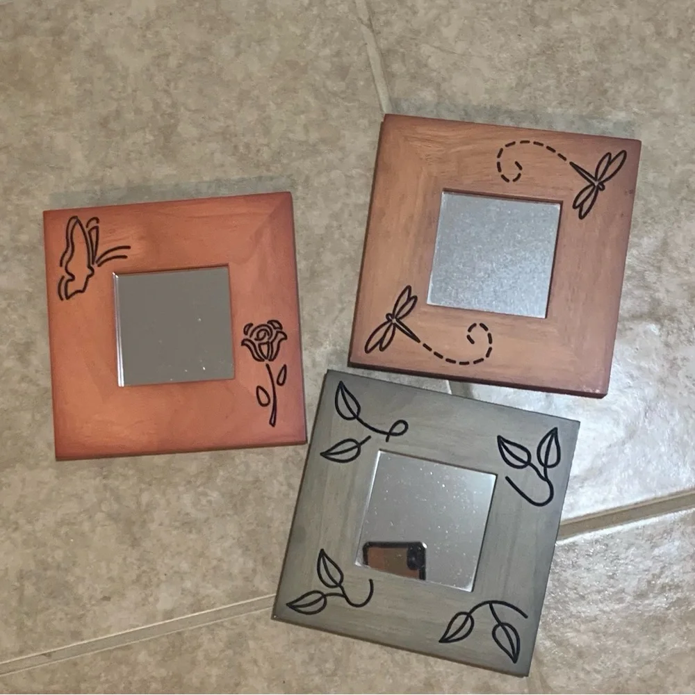 3-piece Mirrored wall-hanging frames. 6.5”x6.5”. Great condition. Pre-owned